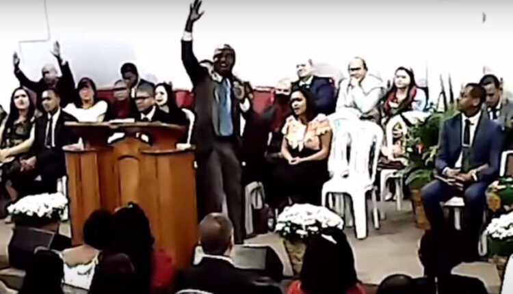 Pastor sofre AVC e morre durante pregacao em Cachoeiro assista o video 1