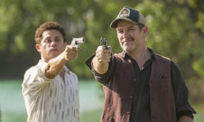Em 'Pantanal', Renato ameaça Zaquieu com uma arma para vingar a morte de Tenório, mas é rendido por Juma - Telinha - Extra Online