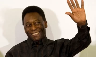 Apesar de ter o maior salário do futebol brasieliro na década de 60, Pelé foi para os Estados Unidos após passar situação complicada. Foto: Nelson Almdeida/AFP via Getty Images