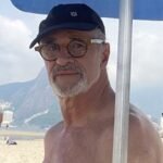 Aos 71 anos Marcos Caruso curte praia com o maridao