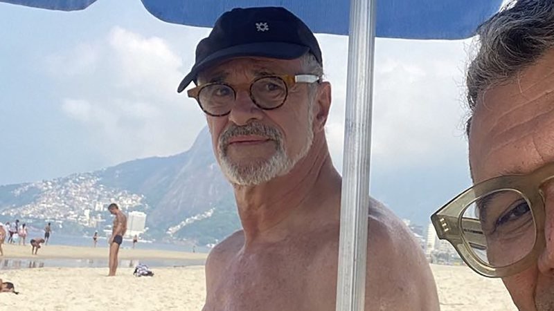 Aos 71 anos Marcos Caruso curte praia com o maridao