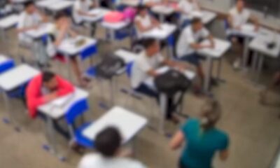 Adolescente parte para cima de professor em sala de aula