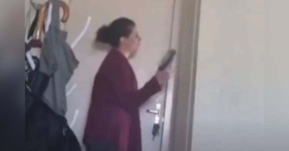 Delegada que atirou em colegas e se trancou em apartamento