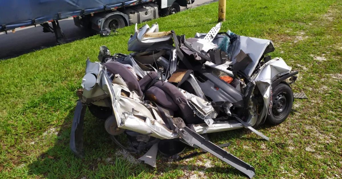 Familia perde a vida apos carro ser esmagado entre carretas