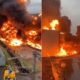 Incendio de grandes proporcoes consome deposito de combustivel em SC
