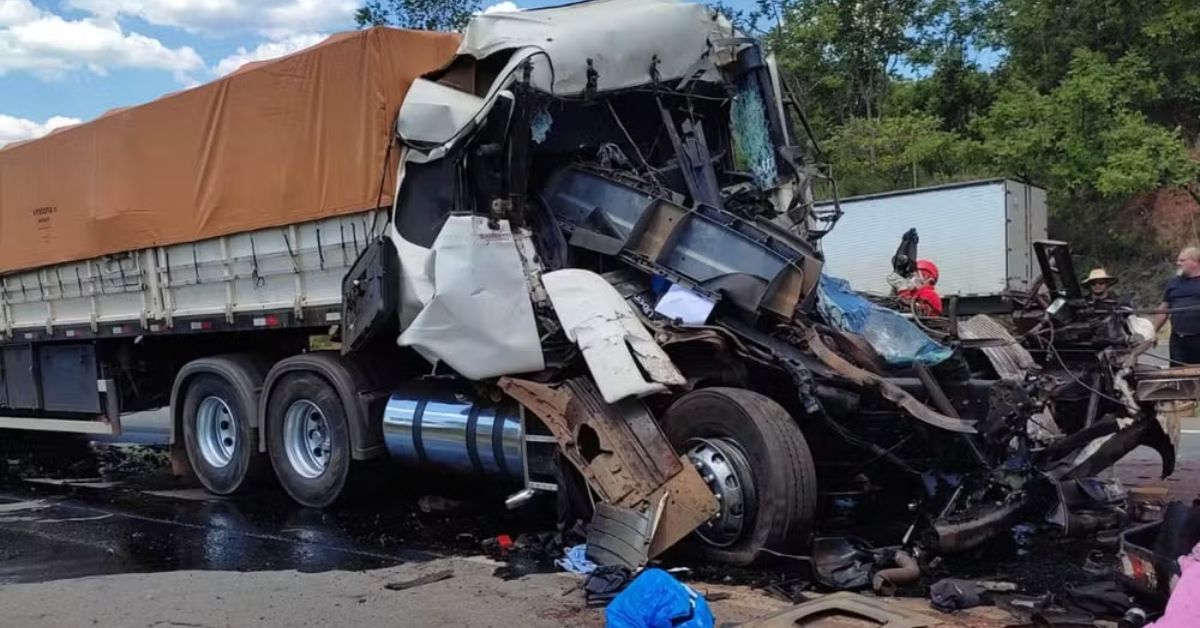 Acidente entre carretas deixa vitimas fatais na BR 153 uma das