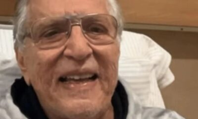 Carlos Alberto de Nobrega comemora noticia no hospital apos cirurgia