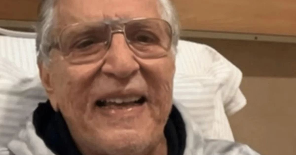 Carlos Alberto de Nobrega comemora noticia no hospital apos cirurgia