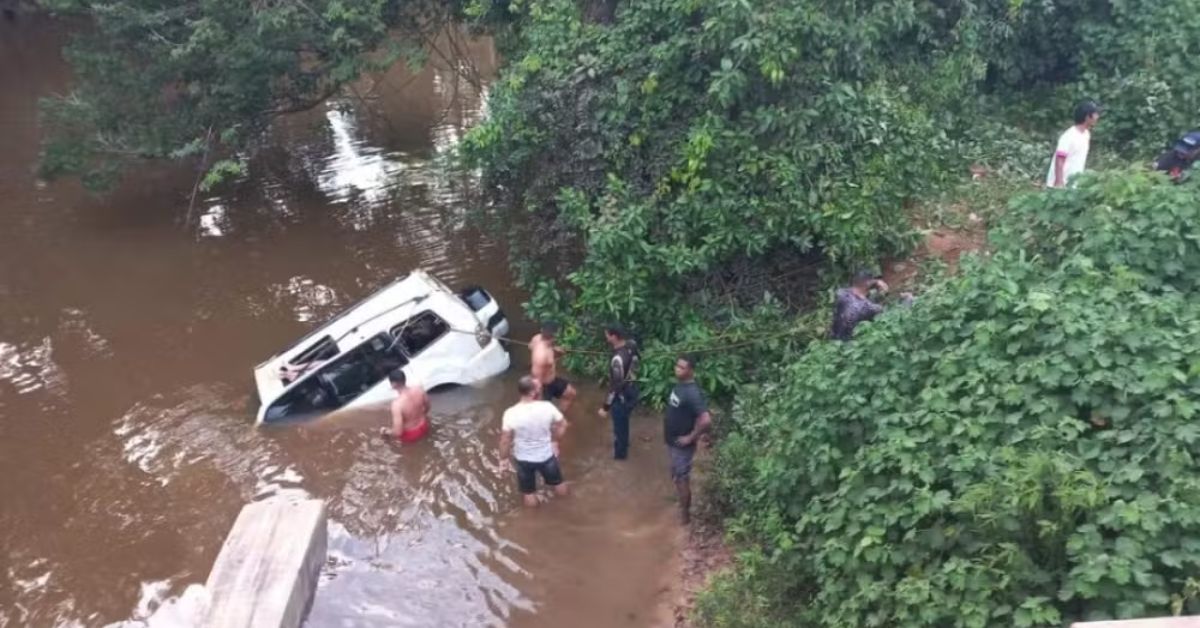 Carro com 6 pessoas da mesma familia cai em rio