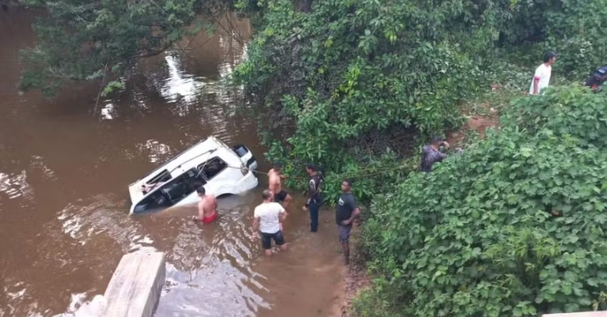 Carro com 6 pessoas da mesma família cai em rio e 5 perderam suas vidas em RO; médica não resistiu 31 Carro com 6 pessoas da mesma familia cai em rio