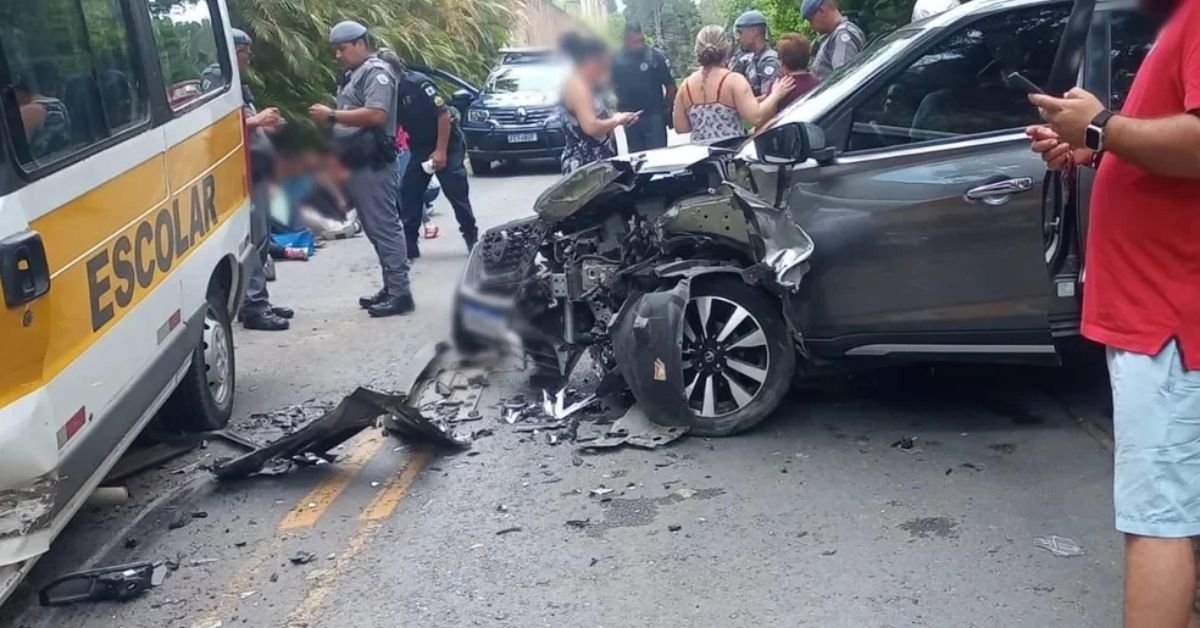 Corpo de Bombeiros atende acidente grave envolvendo van escolar