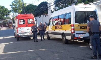 Crianca de 4 anos e esquecida em van e acaba