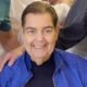 Faustao reaparece com amigos em jantar e recebe homenagem de