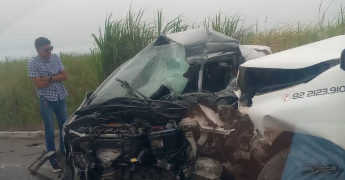 Grave acidente na BR 424 deixa vitimas fatais e veiculo completamente