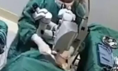 Medico da socos no rosto de paciente durante uma cirurgia