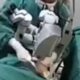 Medico da socos no rosto de paciente durante uma cirurgia