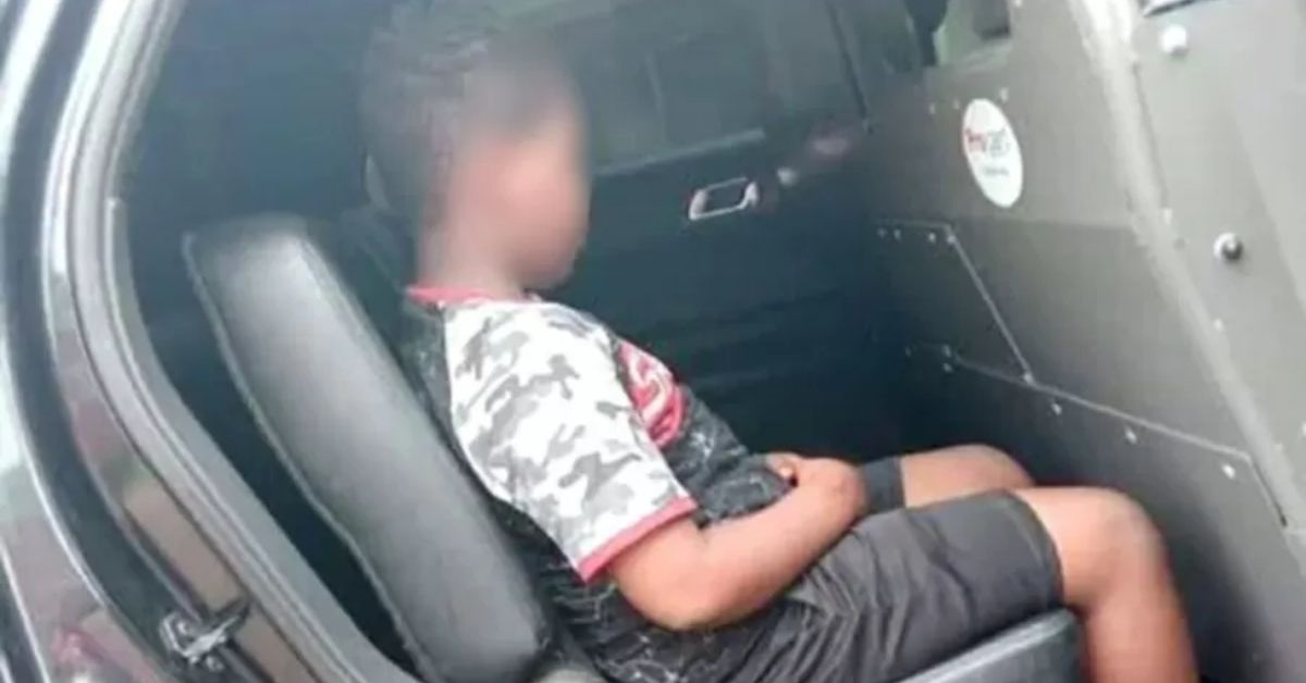 Menino é detido e condenado a 3 meses de prisão por fazer xixi na rua; caso tem gerado revolta 31 Menino e detido e condenado a 3 meses de prisao