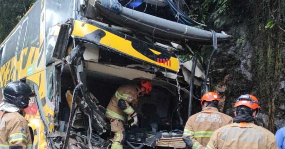 Onibus que saiu de BH para Niteroi bate de frente