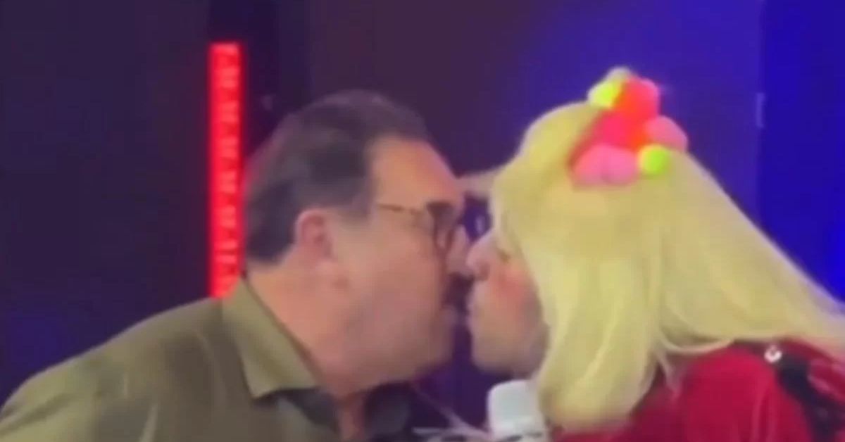 Ratinho chama atencao por reacao inusitada ao ser beijado por
