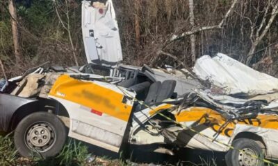 Van escolar colide contra caminhao e deixa 2 vitimas fatais