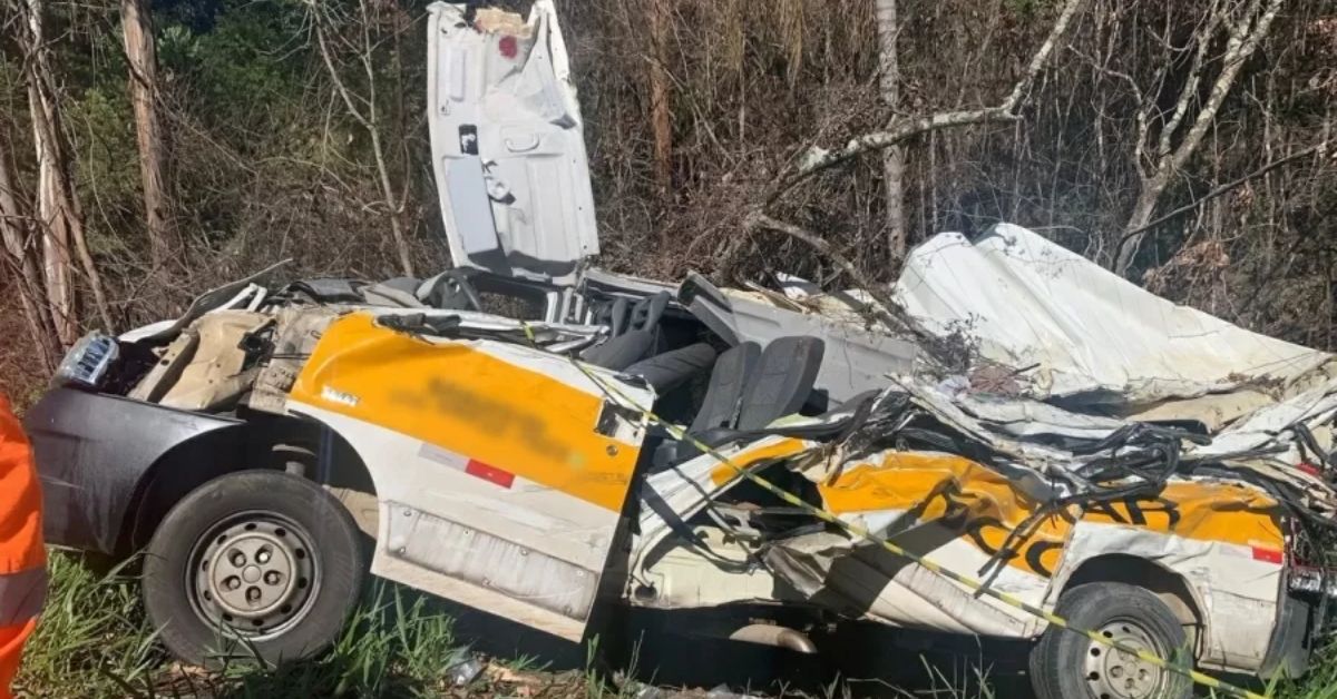 Van escolar colide contra caminhao e deixa 2 vitimas fatais