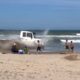 Video flagra caminhao em alta velocidade invadindo praia de Santa