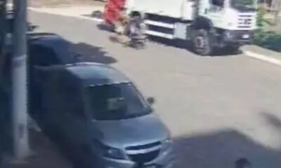 Video flagra momento em que caminhao de coleta de lixo