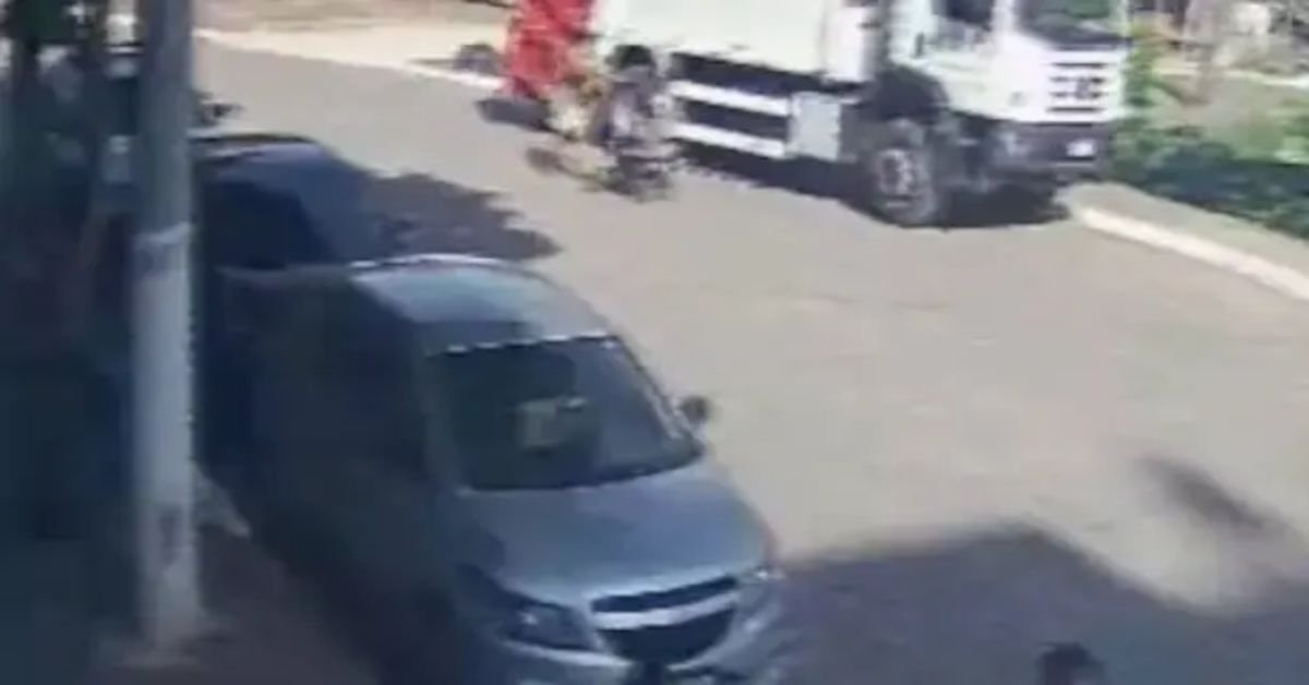 Video flagra momento em que caminhao de coleta de