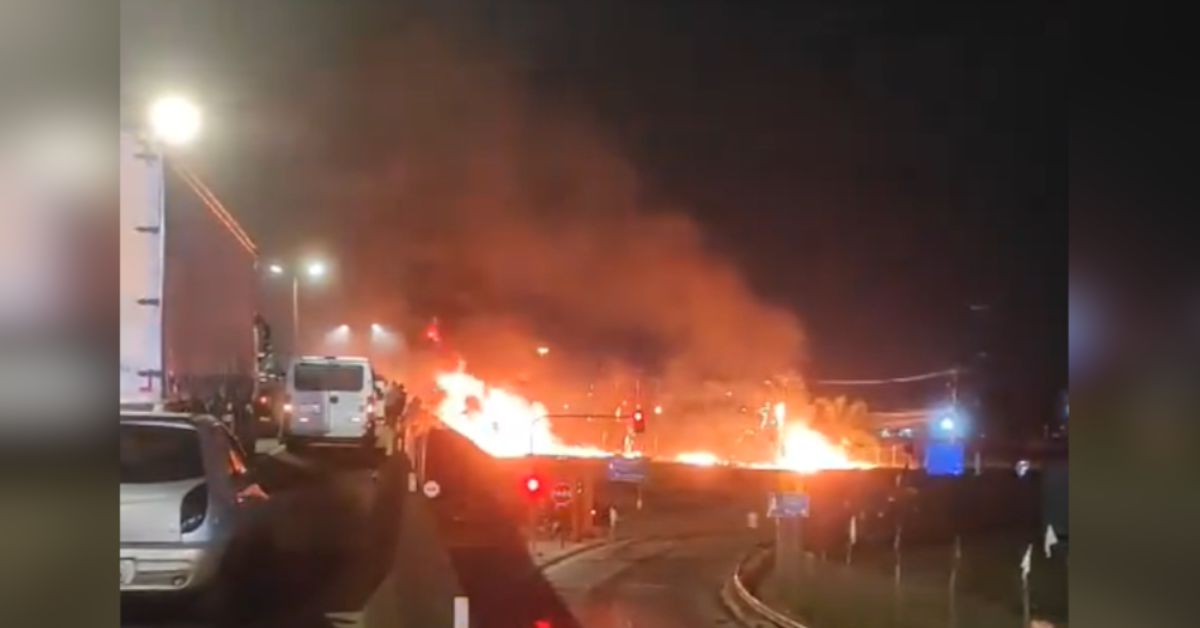 Caminhão carregado de combustíveis explode na BR-101 e mobiliza os bombeiros para atendimento da ocorrência 33 Caminhao carregado de combustiveis explode na BR 101 e mobiliza os