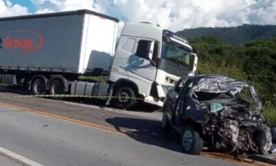 Colisao na BR 282 envolvendo carreta e carro que ficou destruido