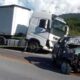 Colisao na BR 282 envolvendo carreta e carro que ficou destruido