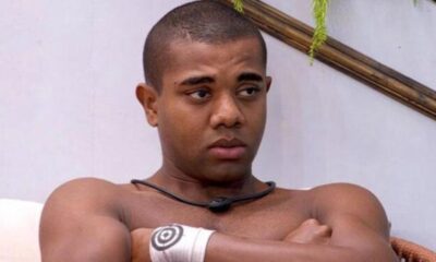 Davi senta ao lado de outros brothers no BBB24 e