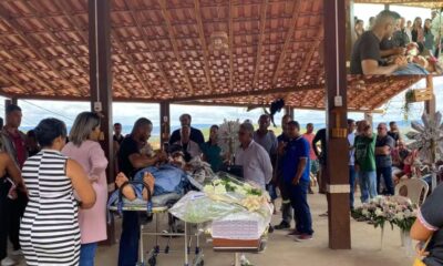 De cortar o coracao Deitada em maca mae vai ao