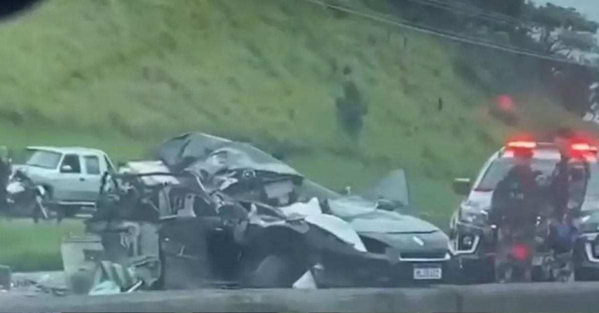 Grave acidente entre carro e carretas deixa duas vítimas fatais na BR-101 em SC 31 Grave acidente entre carro e carretas deixa duas vitimas fatais