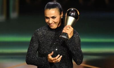 Marta ganha homenagem historica em premiacao da Fifa e passa