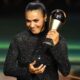 Marta ganha homenagem historica em premiacao da Fifa e passa
