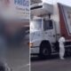 Motociclista de 22 anos acaba com cabeca presa embaixo de