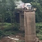 Motorista fura bloqueio sem saber que ponte havia sido destruida