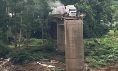 Motorista fura bloqueio sem saber que ponte havia sido destruida