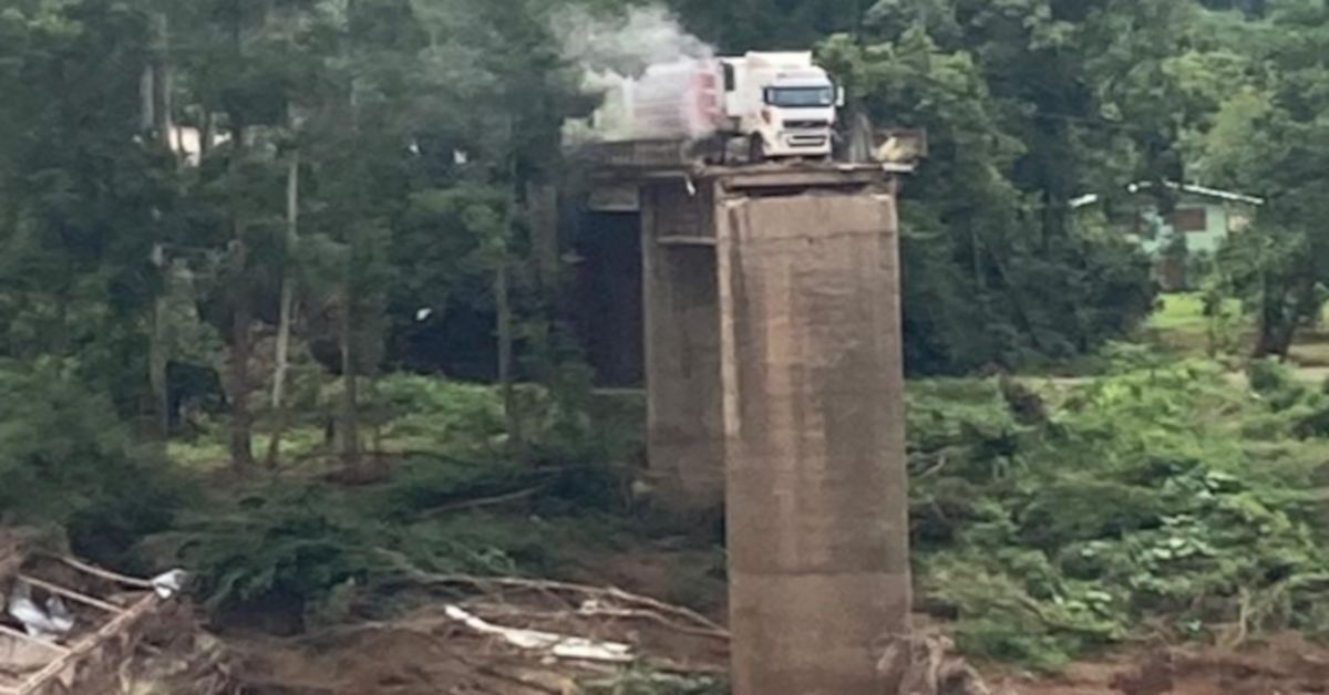 Motorista fura bloqueio sem saber que ponte havia sido destruida