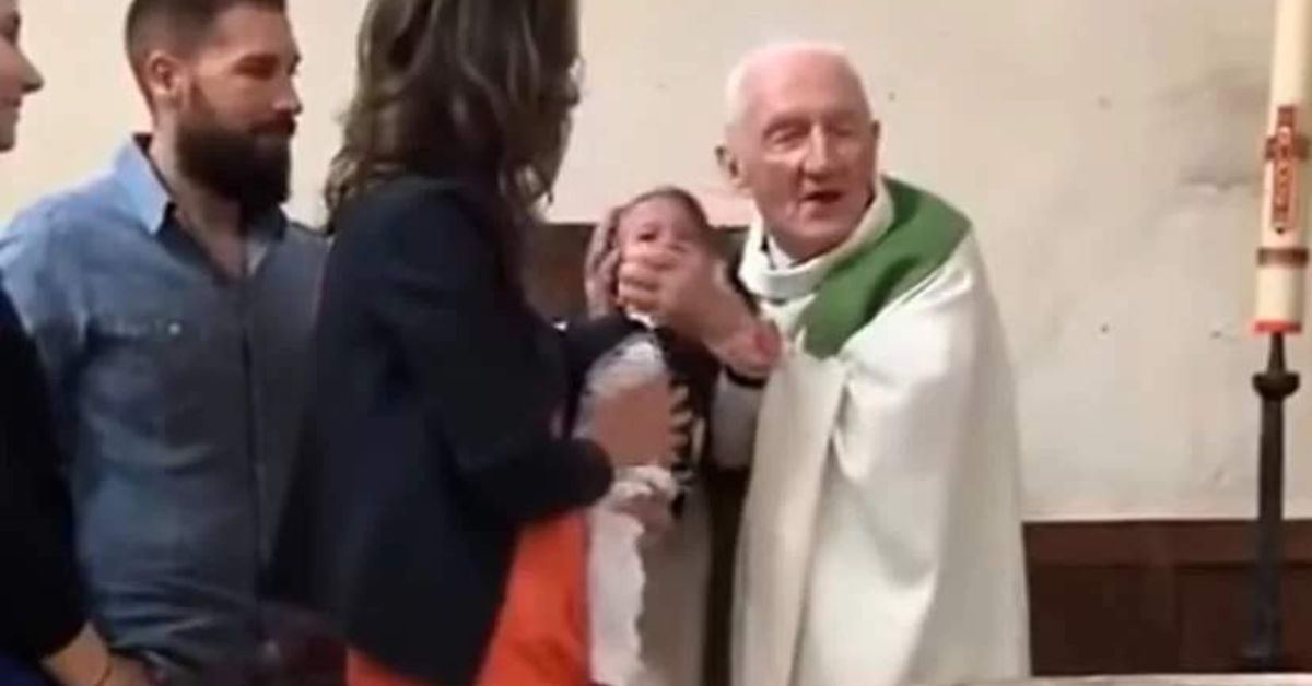 Padre fica irritado com choro de bebê e dá tapa no rosto da criança durante batismo; vídeo 31 Padre fica irritado com choro de bebe e da tapa