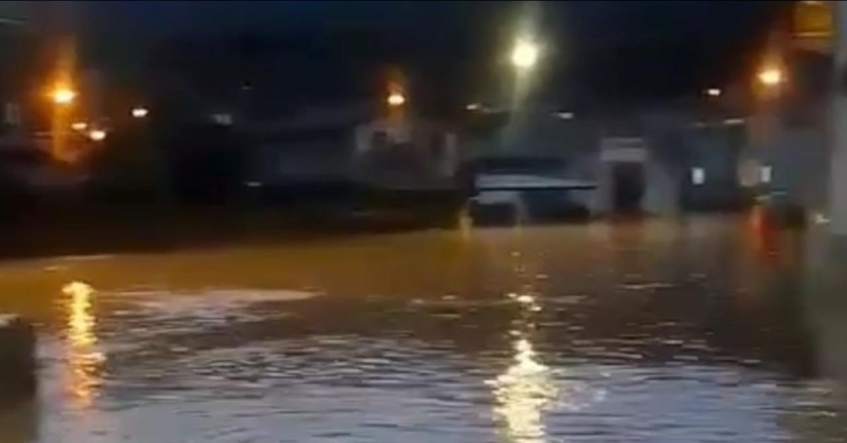 SC: Criança é arrastada por enxurrada provocada por temporal e some em rio 31 SC Crianca e arrastada por enxurrada provocada por temporal e