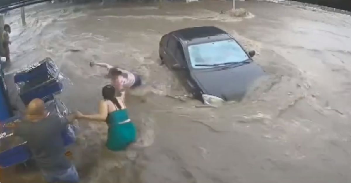 Video flagra o momento em que mulher crianca e carro