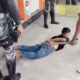 Video flagra pai castigando filho que acabara de ser preso