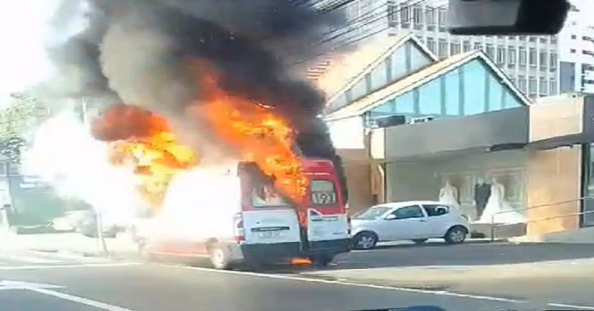 Ambulancia do Samu pega fogo e explode no AL video