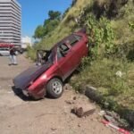 Motorista perde controle carro despenca de barranco no Uruguai e