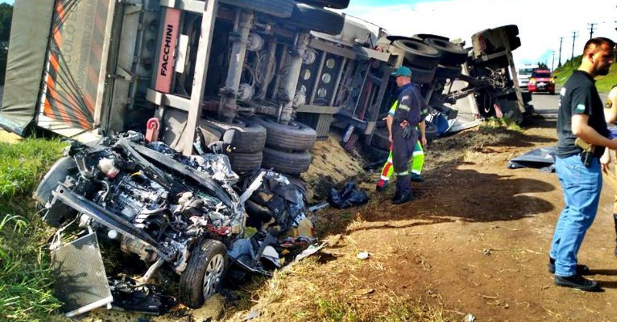 Caminhao tomba em carro e mata tres pessoas