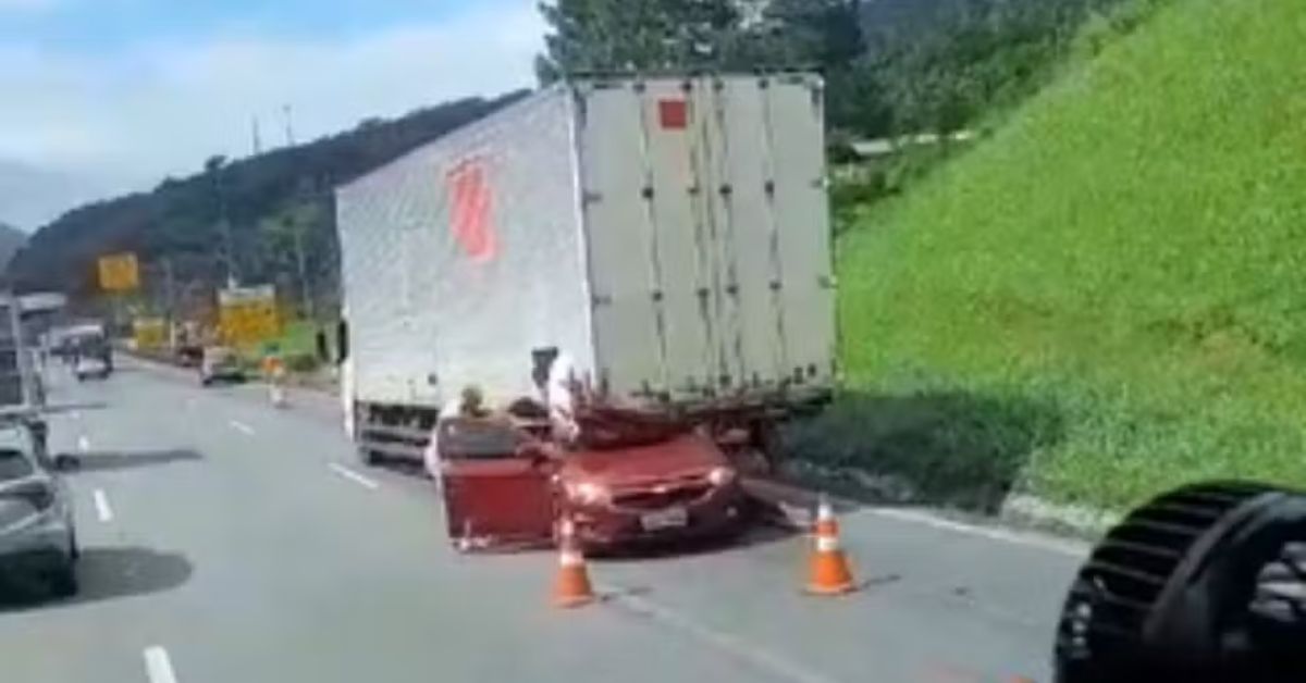Colisao entre carro e caminhao deixa dois mortos e uma