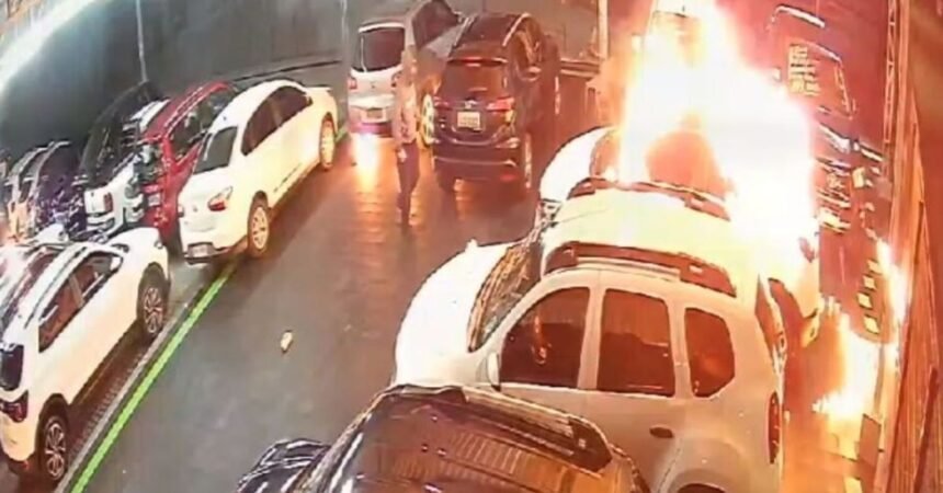 Grande incendio em SC destroi 70 carros e causa prejuizo