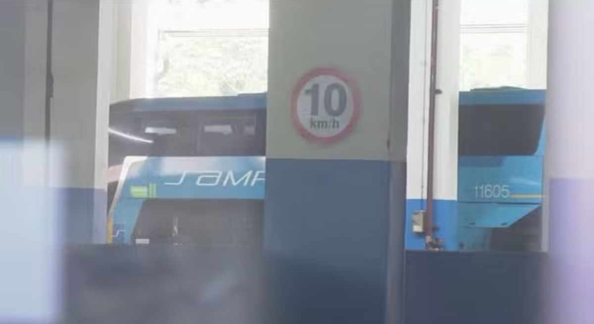 No Rio onibus e sequestrado no Centro e pelo menos